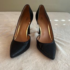 Black pointed toe heels snake pattern